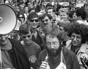 Fritz Teuferl und Rainer Langhans bei einer Kundgebung, 1967