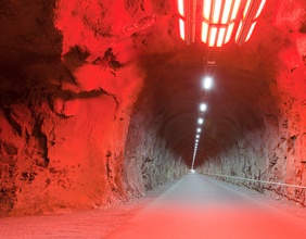 Tunnel mit Rotlicht