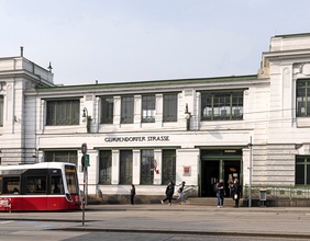 U-Bahnstation der Linie U6 und Straßenbahn Haltestelle Gumpendorfer Straße in Wien