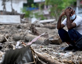 Verzweifelter Mann in Nepal nach Tsunami