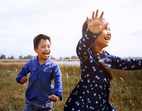 Lachende Kinder mit Trisomie 21