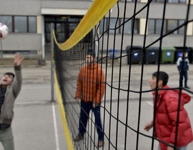 Junge Asylwerber beim Ballspiel
