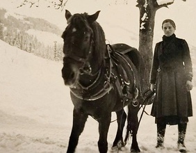 Eine der Schwestern, Anna, neben einem Arbeitspferd