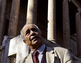 Ein Foto von Antonio Foscari vor seiner Villa Malcontenta.
