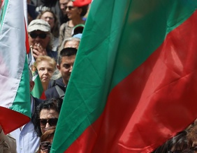 Menschenmenge mit bulgarischen Fahnen