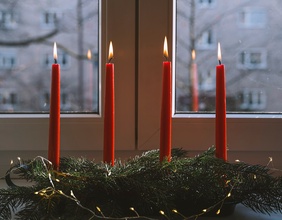 Adventkranz auf der Fensterbank