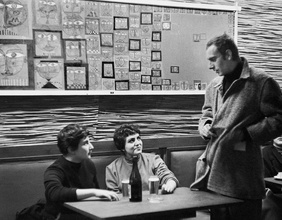 Treffpunkt der künstlerischen Avantgarde in den 50er-Jahren: der legendäre Strohkoffer - Friedensreich Hundertwasser stehend