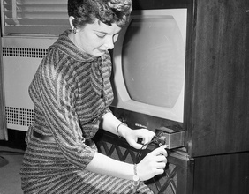 Frau mit einem Fernsehgerät, 1956