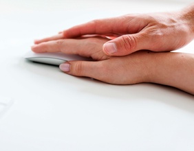 Männerhand auf einer Frauenhand