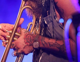 Avishai Cohen spielt Trompete