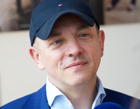 Josef Köpplinger mit blauer Kappe