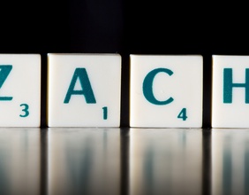 Der Begriff "zach", ausformuliert mit Buchstaben-Steinen.