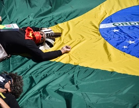 Demonstranten liegen auf brasilianischer Flagge