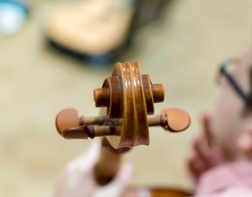 Mann mit Cello