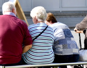 Pensionisten sitzen auf einer Bank