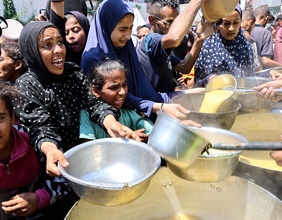 Menschen im Gaza-Streifen bei Suppenvergabe