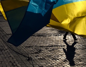 Passant hinter ukrainischer Flagge