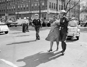 Eine afro-amerikanische Frau wird von einem Polizisten abgeführt, Birmingham, Alabama 1963