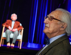 Holocaustüberlebender, im Hintergrund sein Hologramm