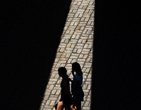 Die Schatten zweier Frauen