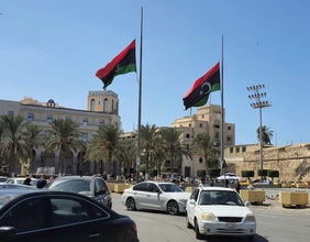 Flaggen Libyens in Tropoli