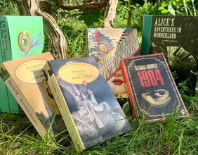 Bücher im Garten