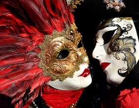 Maskierte und kostümierte Karnevalsteilnehmer in Venedig