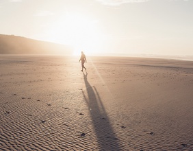 Mensch im Gegenlicht am Strand