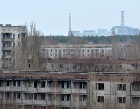 Blick von der Geisterstadt Pripyat aus auf den vierten Reaktorblock des Atomkraftwerkes Tschernobyl 