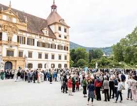 Styriarte-Publikum sammelt sich vor dem Schloss Eggenberg 