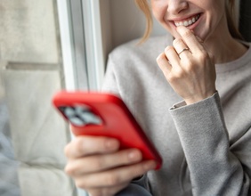 Lachende Frau  mit Smartphone