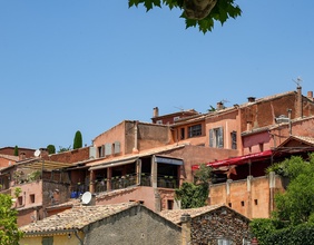 Die bunten Häuser des Dorfes Roussillon