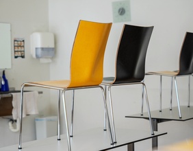 Klassenzimmer: Stühle auf den Tischen