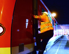 Mann bei der Nachtarbeit, Zugarbeiter