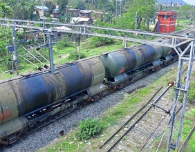 Ein Zug mit Öl-Behältern.