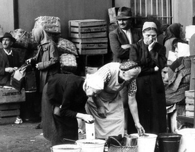  Bauern bieten am Naschmarkt Gemüse an, 1945