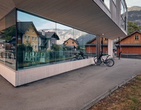 Hallstatt, alte Häuser spiegeln sich in moderner Fassade