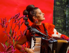 Frau mit Akkordeon: Liva Mattos