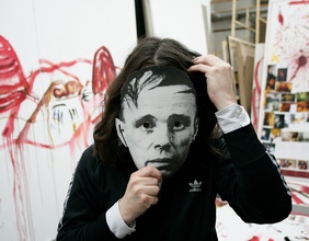 Jonathan Meese mit Beuys Maske