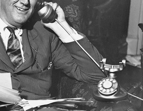 Ein Mann telefoniert mit einem alten Telefon