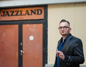 Porträt von Alan Bartus vor Jazzland 