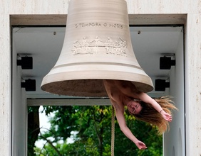 Florentina Holzinger, Glocke, Österreich-Pavillon bei der Biennale in Venedig