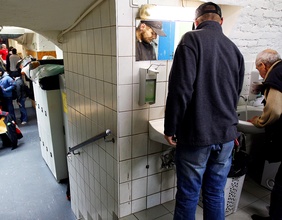 Menschen in der Gruft