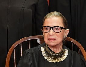 Ruth Bader Ginsburg posiert für offizielles Foto am Supreme Court in Washington, DC
