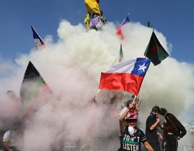 Rauch, Protestierende und die chilenische Fahne