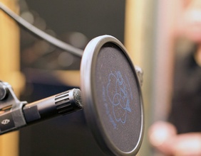 Mikrofon im Hörspielstudio