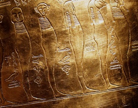Ägyptische Eingravierungen auf einem Sarg eines Pharaos