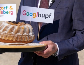 Bild: Thomas Stelzer mit Kuchen: Googlhupf