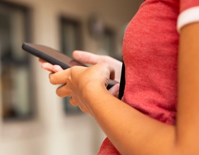 Junge Frau mit einem Smartphone