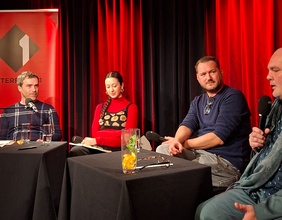 David Baldinger (Moderation), Mina Franzke (Bassistin), Michael Ternai (Journalist bei mica), Christoph Huber (Clubbetreiber des Porgy & Bess)